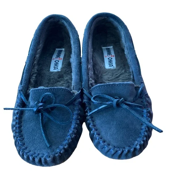 Minnetonka Gray Leather/Suede Moccasin with Faux Fur Lining & Solid Sole Size 7 - Picture 2 of 10